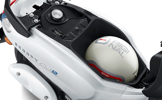 Honda Scoopy (2026) Price in Thailand: All Versions, Colors & Buyer's Guide 7 Underseat storage of the Honda Scoopy 2026 fits a full helmet