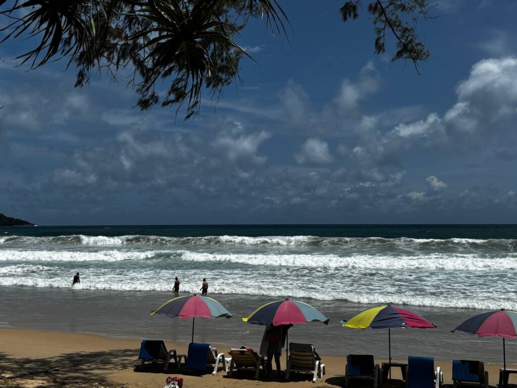 🔴 Urgent! Phuket Warns of Heavy Rain, High Waves Aug 37: Land & Sea Risks 4 wp motorbike rental 2919465