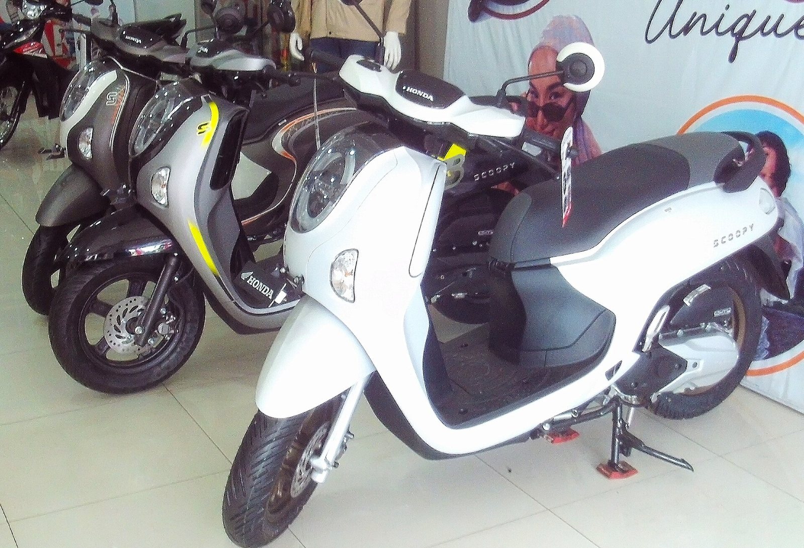 Full Fleet Spec Sheet: Every Scooter Chang Thai Rents in Phuket (2026) 1 Honda Scoopy scooters lined up in a showroom, white in front