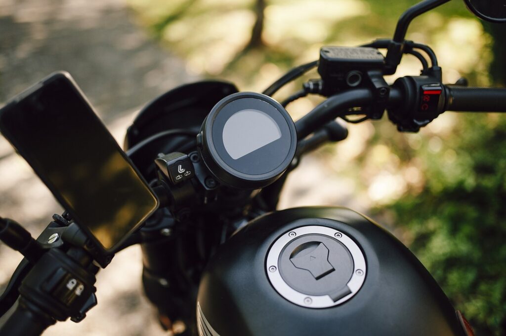 Phuket High Season and Songkran Scooter Guide 2026 3 Motorcycle handlebar with a smartphone holder fitted beside the dashboard