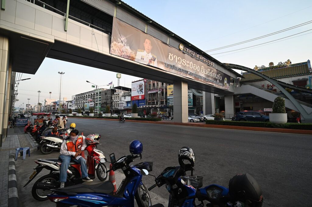 Motorbike Rental Damage Waiver: Why It’s Essential for Every Rider 5 Motorbikes parked in a row along a street in Thailand