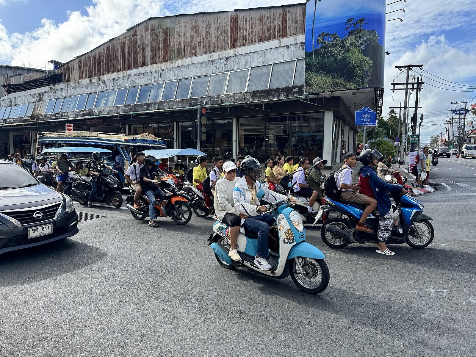สกู๊ตเตอร์และมอเตอร์ไซค์ที่สี่แยกในย่านเมืองเก่าภูเก็ต