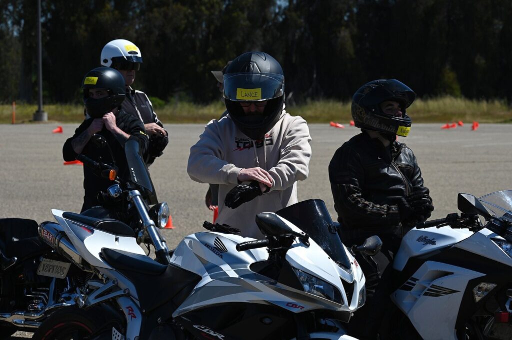 Heatstroke When Riding a Motorbike in Phuket: Warning Signs, First Aid, and Prevention 3 Riders wearing full helmets on motorcycles at a rider safety training course